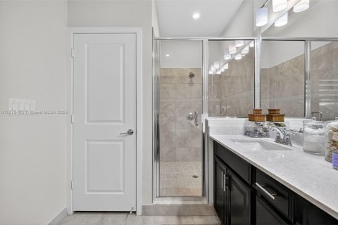 Casa en venta en Miami, Florida, 4 dormitorios, 237.46 m2 № 1924281 - foto 30