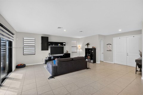 Casa en venta en Miami, Florida, 4 dormitorios, 237.46 m2 № 1924281 - foto 8