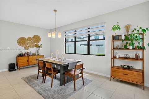 Casa en venta en Miami, Florida, 4 dormitorios, 237.46 m2 № 1924281 - foto 11