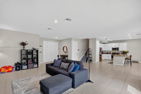 Casa en venta en Miami, Florida, 4 dormitorios, 237.46 m2 № 1924281 - foto 9