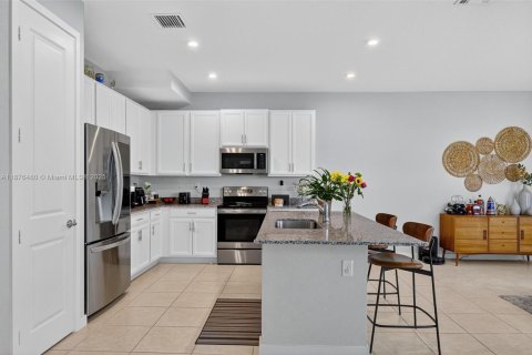 Casa en venta en Miami, Florida, 4 dormitorios, 237.46 m2 № 1924281 - foto 10
