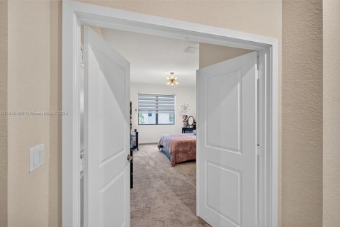 Casa en venta en Miami, Florida, 4 dormitorios, 237.46 m2 № 1924281 - foto 24