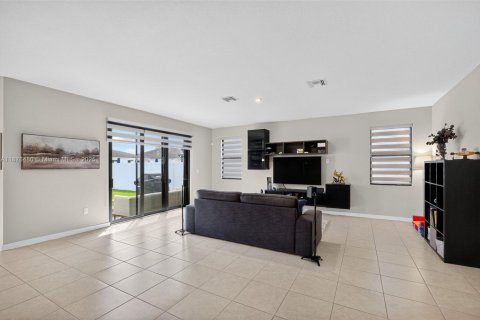 Casa en venta en Miami, Florida, 4 dormitorios, 237.46 m2 № 1924281 - foto 7