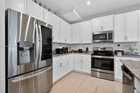 Casa en venta en Miami, Florida, 4 dormitorios, 237.46 m2 № 1924281 - foto 18
