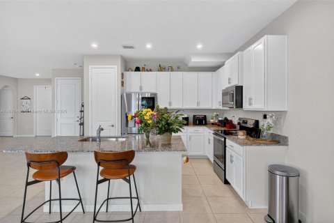 Casa en venta en Miami, Florida, 4 dormitorios, 237.46 m2 № 1924281 - foto 16