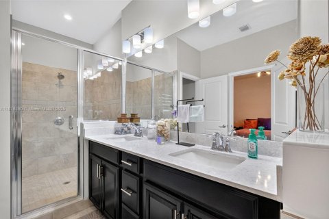 Casa en venta en Miami, Florida, 4 dormitorios, 237.46 m2 № 1924281 - foto 28