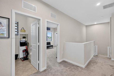 Casa en venta en Miami, Florida, 4 dormitorios, 237.46 m2 № 1924281 - foto 21