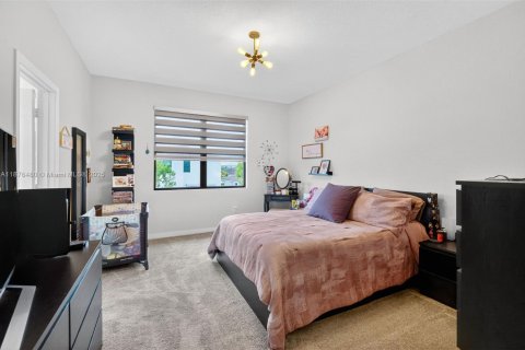 Casa en venta en Miami, Florida, 4 dormitorios, 237.46 m2 № 1924281 - foto 25