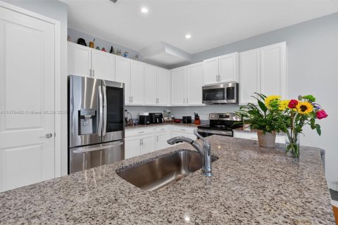 Casa en venta en Miami, Florida, 4 dormitorios, 237.46 m2 № 1924281 - foto 17