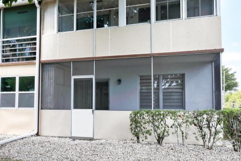 Condo in West Palm Beach, Florida, 2 bedrooms  № 1172266 - photo 1