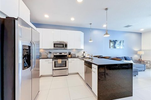 Townhouse in Clermont, Florida 3 bedrooms, 139.45 sq.m. № 2385774 - photo 3