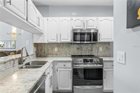 Touwnhouse à vendre à Tampa, Floride: 2 chambres, 122.72 m2 № 2305183 - photo 18