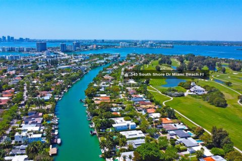 House in Miami Beach, Florida 4 bedrooms, 278.99 sq.m. № 2052066 - photo 19