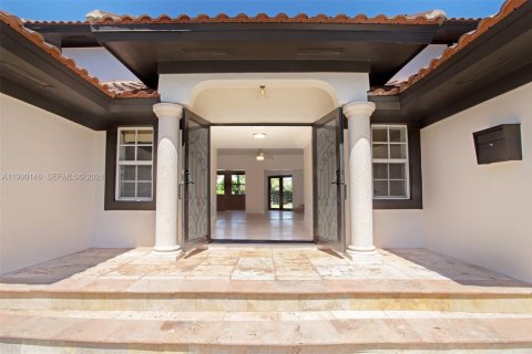 House in Miami Beach, Florida 4 bedrooms, 278.99 sq.m. № 2052066 - photo 11