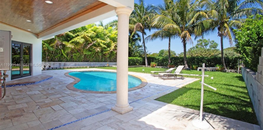House in Miami Beach, Florida 4 bedrooms, 278.99 sq.m. № 2052066