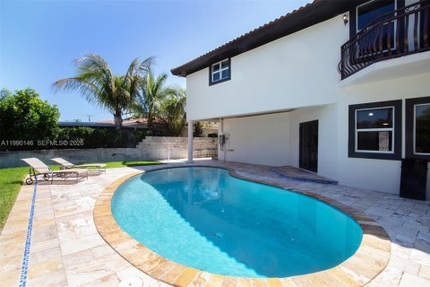 House in Miami Beach, Florida 4 bedrooms, 278.99 sq.m. № 2052066 - photo 15