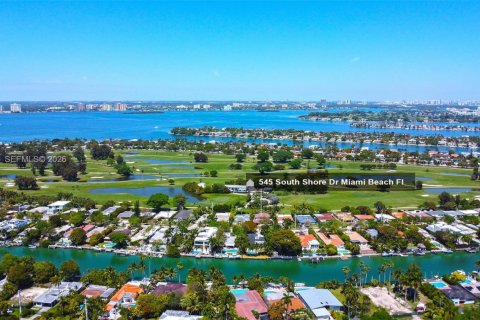 House in Miami Beach, Florida 4 bedrooms, 278.99 sq.m. № 2052066 - photo 21