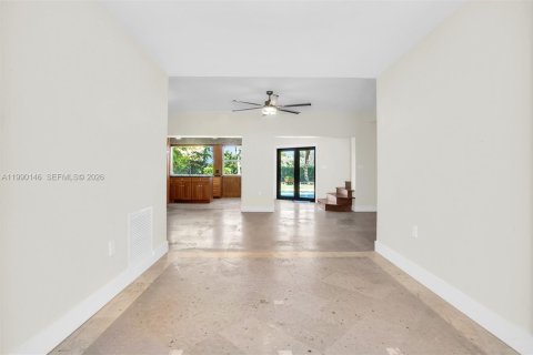 House in Miami Beach, Florida 4 bedrooms, 278.99 sq.m. № 2052066 - photo 23