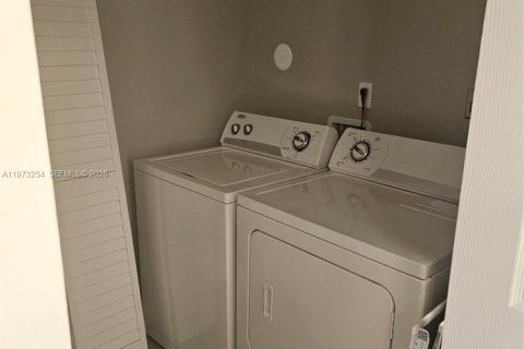 Condo in Miami Gardens, Florida, 3 bedrooms  № 2033280 - photo 25