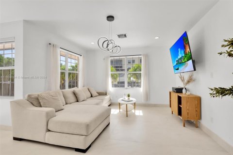 Casa en venta en North Miami Beach, Florida, 5 dormitorios, 354.33 m2 № 1462303 - foto 14