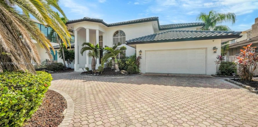 Casa en North Miami Beach, Florida 5 dormitorios, 354.33 m2 № 1462303