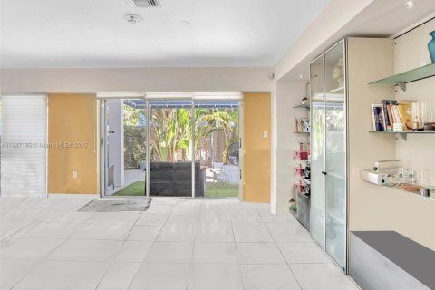 House in Miami, Florida 3 bedrooms, 200.76 sq.m. № 1845584 - photo 12