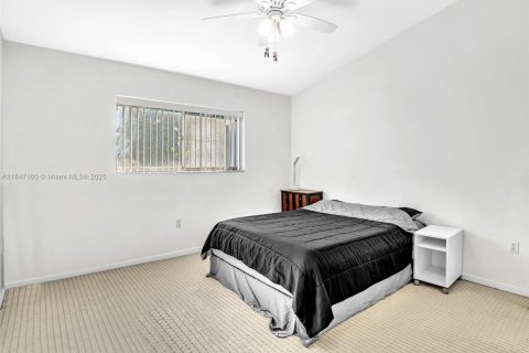 House in Miami, Florida 3 bedrooms, 200.76 sq.m. № 1845584 - photo 18