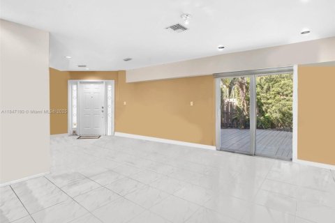 House in Miami, Florida 3 bedrooms, 200.76 sq.m. № 1845584 - photo 25