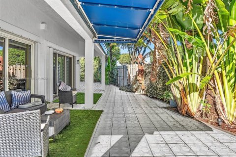 House in Miami, Florida 3 bedrooms, 200.76 sq.m. № 1845584 - photo 27