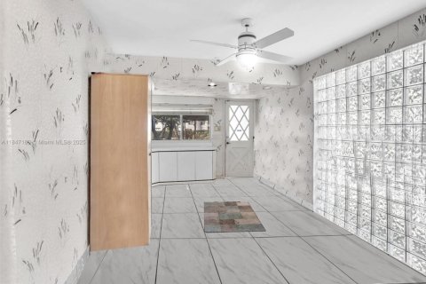 House in Miami, Florida 3 bedrooms, 200.76 sq.m. № 1845584 - photo 9