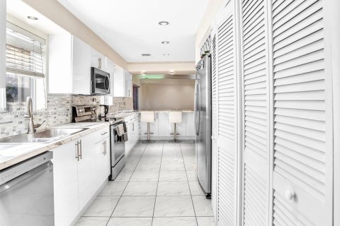 House in Miami, Florida 3 bedrooms, 200.76 sq.m. № 1845584 - photo 6