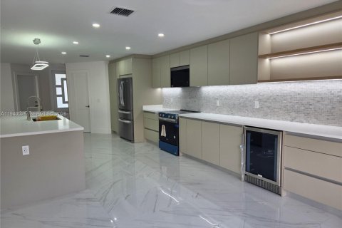 Villa ou maison à vendre à Miami, Floride: 4 chambres, 187.29 m2 № 1998828 - photo 9