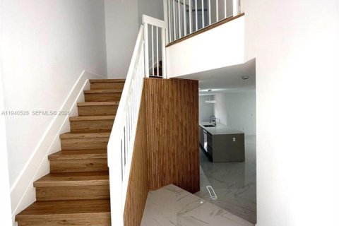 Villa ou maison à vendre à Miami, Floride: 4 chambres, 187.29 m2 № 1998828 - photo 6