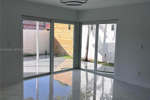 Villa ou maison à vendre à Miami, Floride: 4 chambres, 187.29 m2 № 1998828 - photo 25