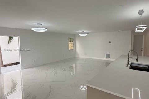 Villa ou maison à vendre à Miami, Floride: 4 chambres, 187.29 m2 № 1998828 - photo 13