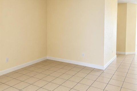 Touwnhouse à louer à Royal Palm Beach, Floride: 3 chambres, 158.03 m2 № 2403776 - photo 9
