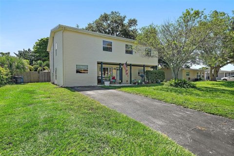 House in Saint Petersburg, Florida 3 bedrooms, 251.39 sq.m. № 1841694 - photo 2