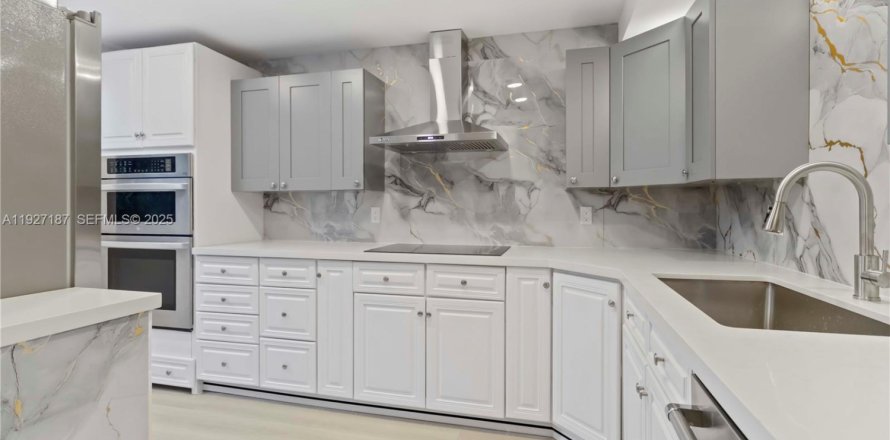 Кондоминиум с 2 спальнями в Коконат Крик, Флорида № 1986328