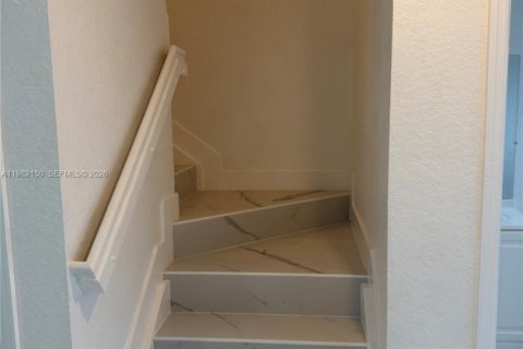 Снять в аренду таунхаус в Флорида-Сити, Флорида 4 спальни, 155.98м2, № 2080196 - фото 8