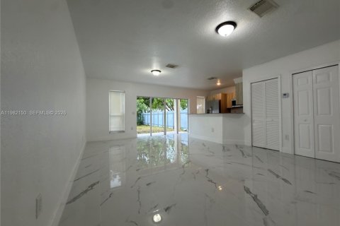 Снять в аренду таунхаус в Флорида-Сити, Флорида 4 спальни, 155.98м2, № 2080196 - фото 5