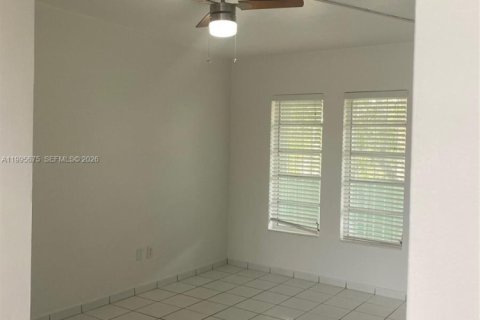 Condominio en alquiler en Miami Springs, Florida, 1 dormitorio, 57.04 m2 № 2063816 - foto 3