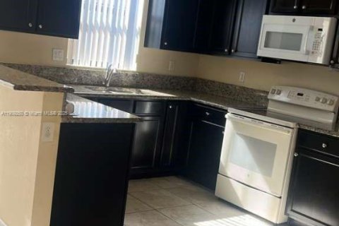 Touwnhouse à louer à Homestead, Floride: 3 chambres, 147.44 m2 № 1965531 - photo 3