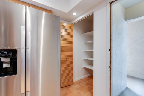 Condo in Miami, Florida, 3 bedrooms  № 1878833 - photo 6