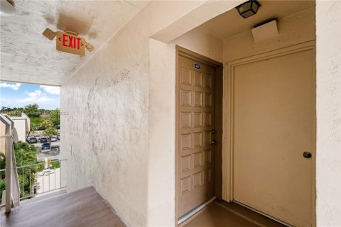 Condo in Miami, Florida, 3 bedrooms  № 1878833 - photo 16