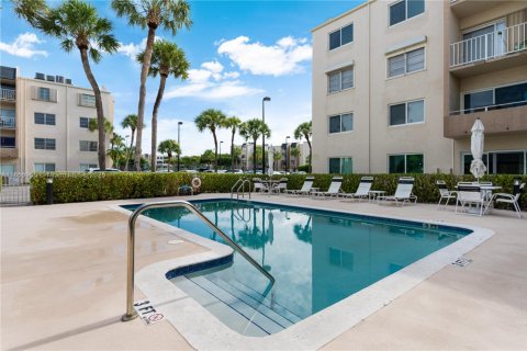 Condo in Miami, Florida, 3 bedrooms  № 1878833 - photo 22