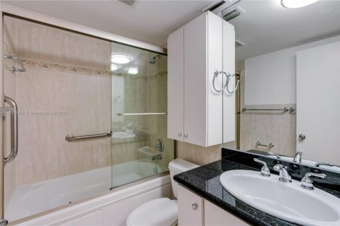 Condo in Miami, Florida, 3 bedrooms  № 1878833 - photo 14