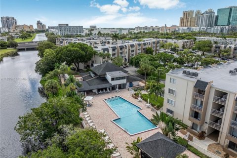 Condo in Miami, Florida, 3 bedrooms  № 1878833 - photo 17
