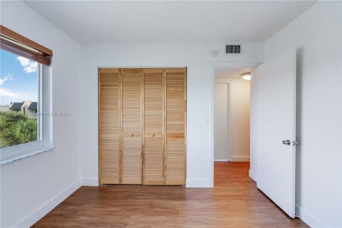 Condo in Miami, Florida, 3 bedrooms  № 1878833 - photo 10