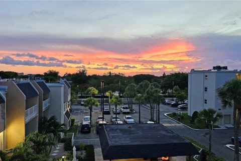 Condo in Miami, Florida, 3 bedrooms  № 1878833 - photo 27
