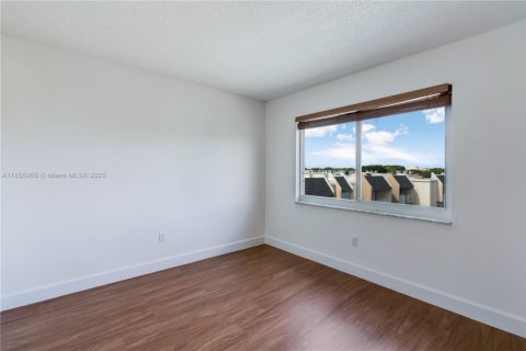 Condo in Miami, Florida, 3 bedrooms  № 1878833 - photo 9